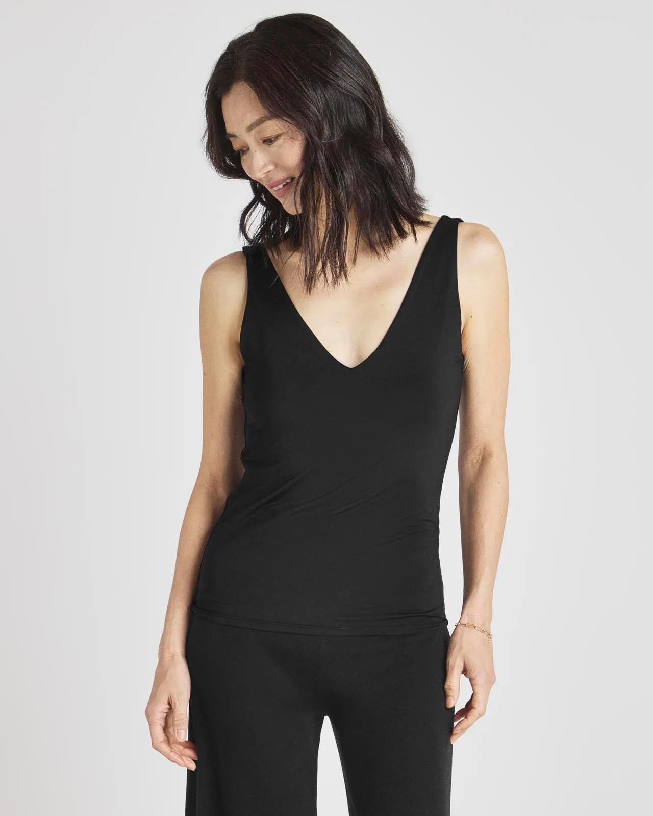 24/7 LYR V-Neck Tank Relaxed Comfort Wear No-Fuss Design