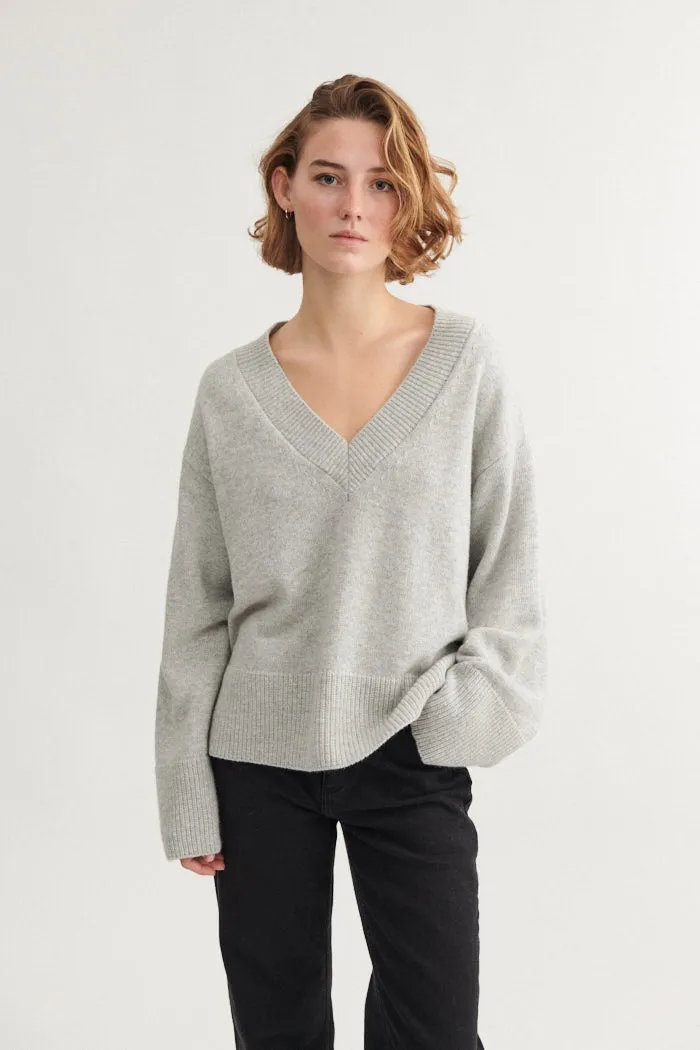 Cady V. Neck - Light Grey Mel. No Effort Fall Ready