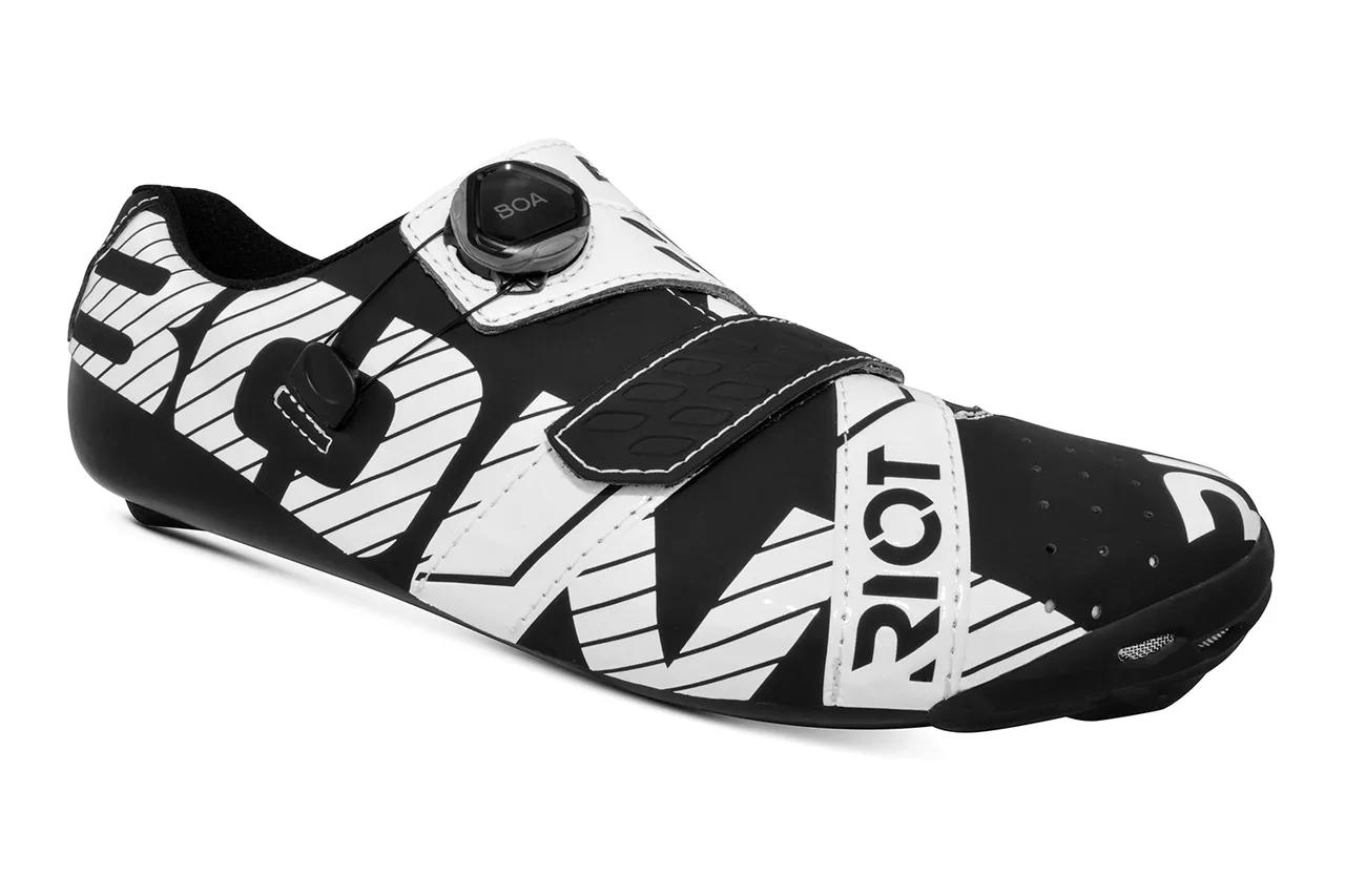 Riot  Black/White (USA) sprint finish