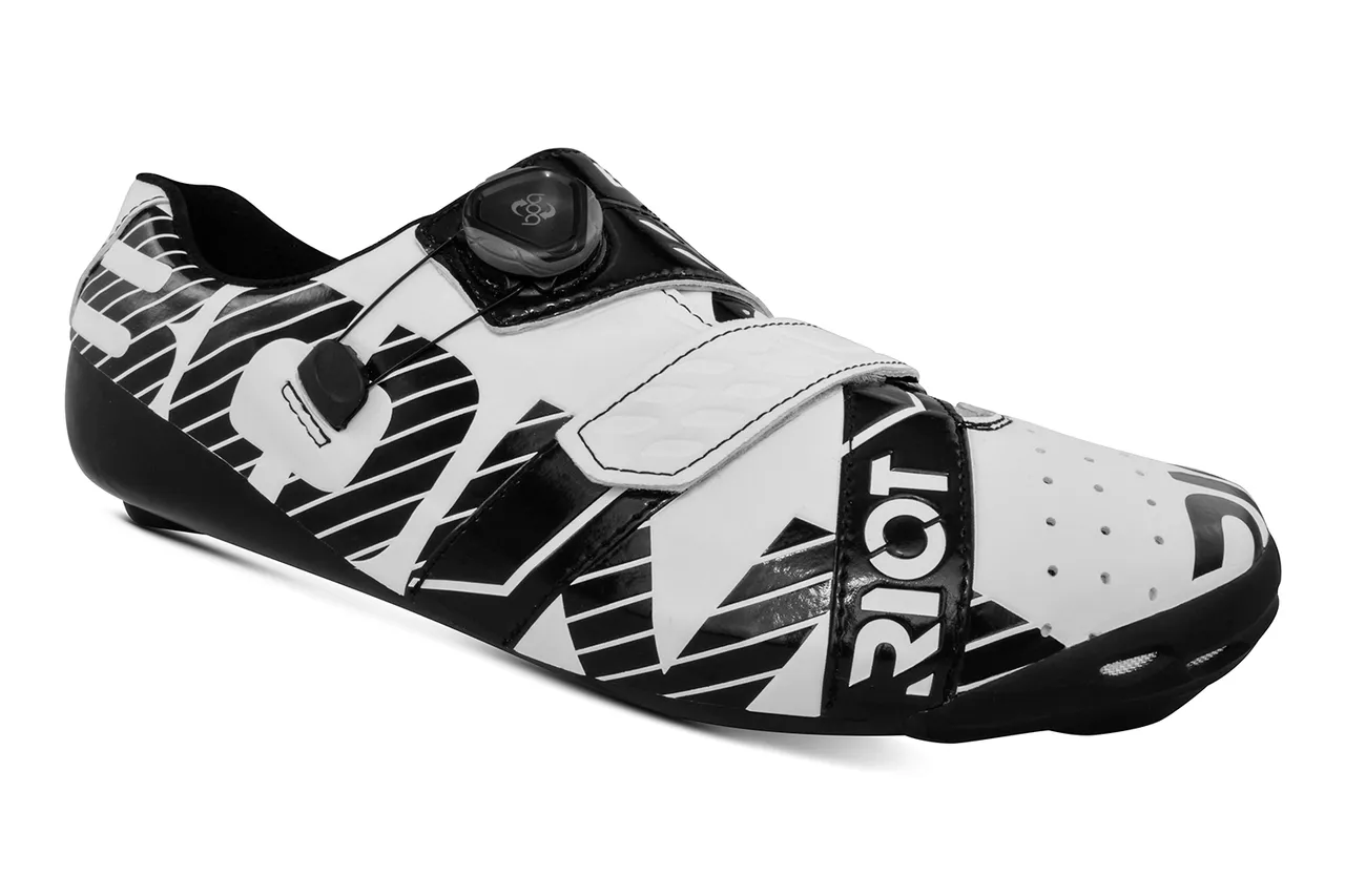 Riot  White/Black (USA) dirt road